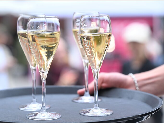 Zwei Champagnergläser | © Hannes Magerstädt / Getty Images for myself