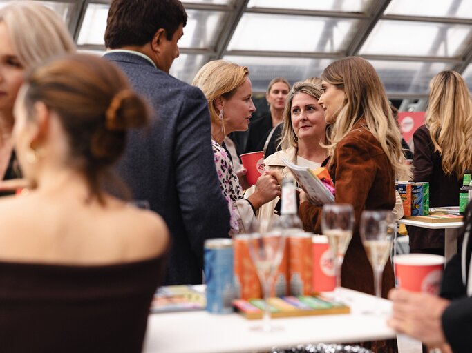 Gespräche in de VIP Lounge | © Jelena Bogicevic (Helen deine Fotografin) 