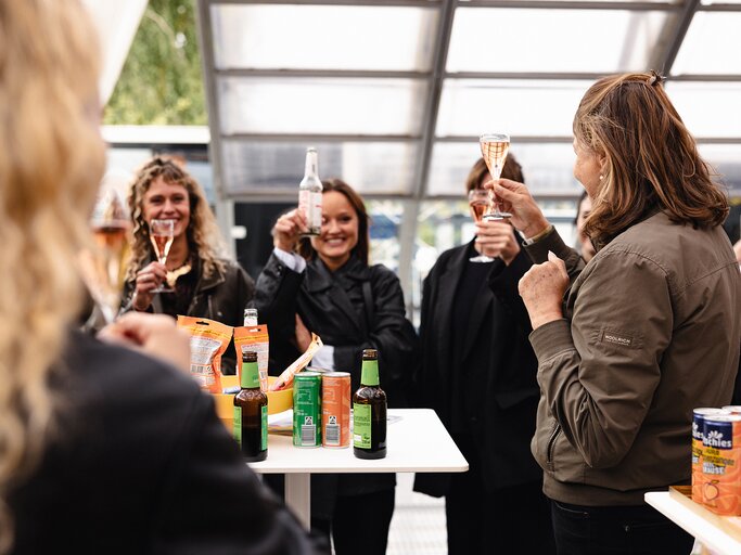 myself-Redaktion beim Anstoßen | © Jelena Bogicevic (Helen deine Fotografin) 