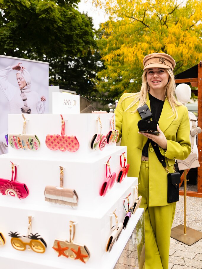 Stand und Verkäuferin von Any Di auf dem Vorplatz | © Jelena Bogicevic (Helen deine Fotografin) 