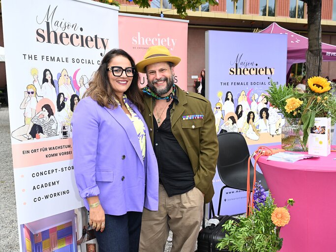 Saina und Manuel Cortez bei Sheciety auf dem Vorplatz | © Hannes Magerstädt / Getty Images for myself