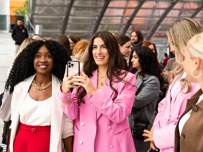 Leserinnen beim Fotografieren am Riesenrad | © Jelena Bogicevic (Helen deine Fotografin) 