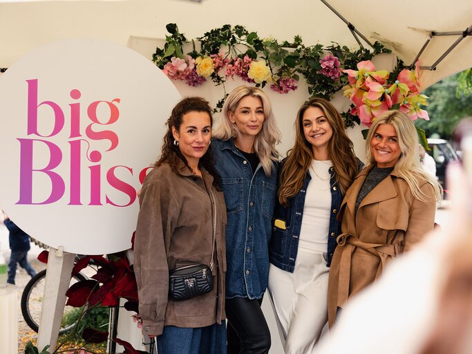 Fotowand von bigBliss mit Leserinnen auf dem Vorplatz | © Jelena Bogicevic (Helen deine Fotografin) 