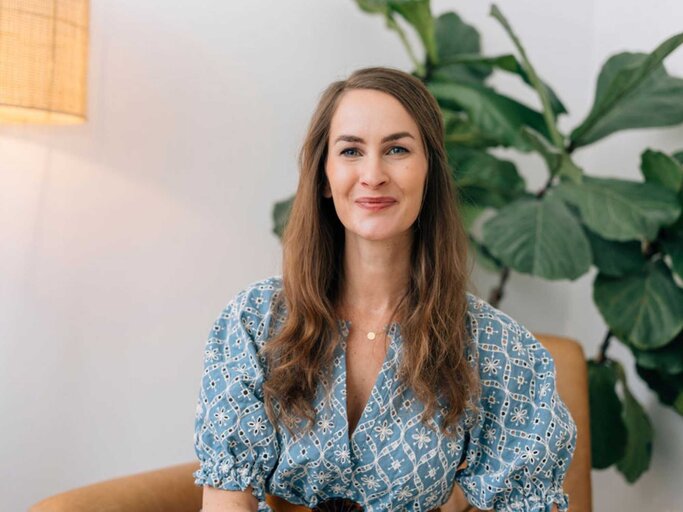 Hannah Gensch bietet in ihrer Praxis in München Einzel- und Paartherapie an.  | © Jasmin Breidenbach