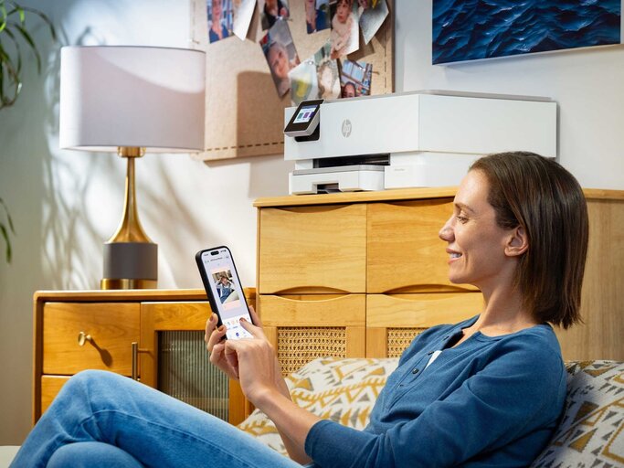 Frau druckt vom Handy etwas mit dem Drucker aus | © HP