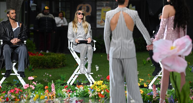 GNTM 2025: Heidi Klum in der Jury beobachtet zwei Personen auf dem Laufsteg. | © GettyImages/PG/Bauer-Griffin / Kontributor