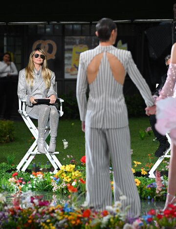 GNTM 2025: Heidi Klum in der Jury beobachtet zwei Personen auf dem Laufsteg. | © GettyImages/PG/Bauer-Griffin / Kontributor