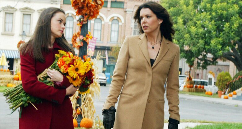 Alexis Bledel und Lauren Graham in Staffel 3 von Gilmore Girls | © Warner Bros./Everett Collection/IMAGO Images