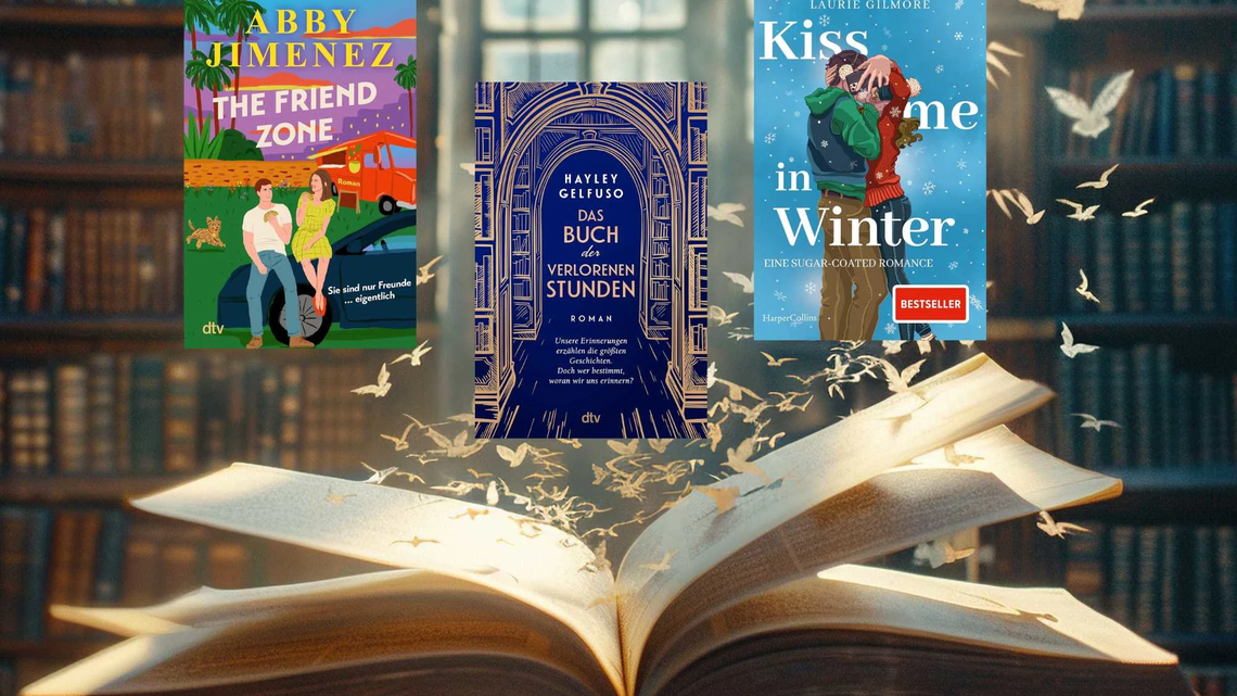 Aufgeschlagenes magisches Buch, im Hintergrund Bücherregale zu sehen.  | © AdobeStock/Ika Puput/Canva/Mit KI generiert