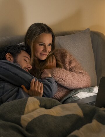 Adam Brody und Kristen Bell in Nobody Wants This, Staffel 2 | © ERIN SIMKIN/NETFLIX