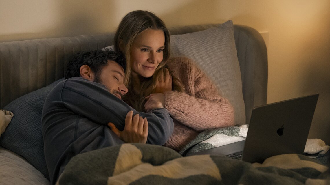 Adam Brody und Kristen Bell in Nobody Wants This, Staffel 2 | © ERIN SIMKIN/NETFLIX