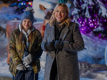 Madison MacIsaac als Zoey and Alexandra Breckenridge als Taylor | © Diyah Pera/Netflix
