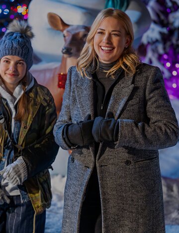 Madison MacIsaac als Zoey and Alexandra Breckenridge als Taylor | © Diyah Pera/Netflix