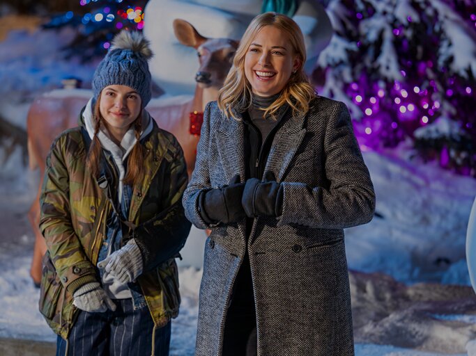"Virgin River"-Star Alexandra Breckenridge in ihrem neuen Weihnachtsfilm "My Secret Santa".  | © Diyah Pera/Netflix Madison MacIsaac als Zoey and Alexandra Breckenridge als Taylor | © Diyah Pera/Netflix