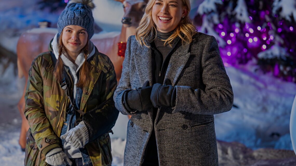 Madison MacIsaac als Zoey and Alexandra Breckenridge als Taylor | © Diyah Pera/Netflix