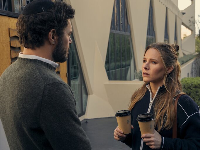 Noah und Joanne müssen in der zweiten Staffel gleich mehrere Krisen bewältigen.  | © Netflix Adam Brody und Kristen Bell in Nobody Wants This, Staffel 2 | © Netflix