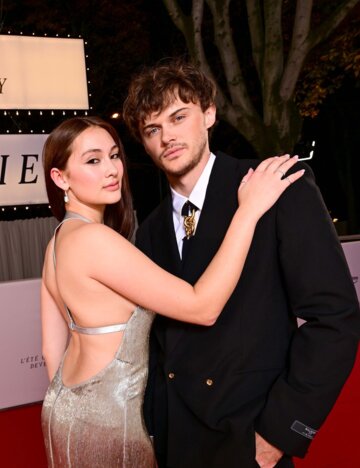  Lola Tung und Christopher Briney | © Prime Video/Anthony Ghnassia