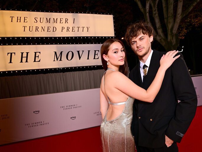  Lola Tung und Christopher Briney | © Prime Video/Anthony Ghnassia