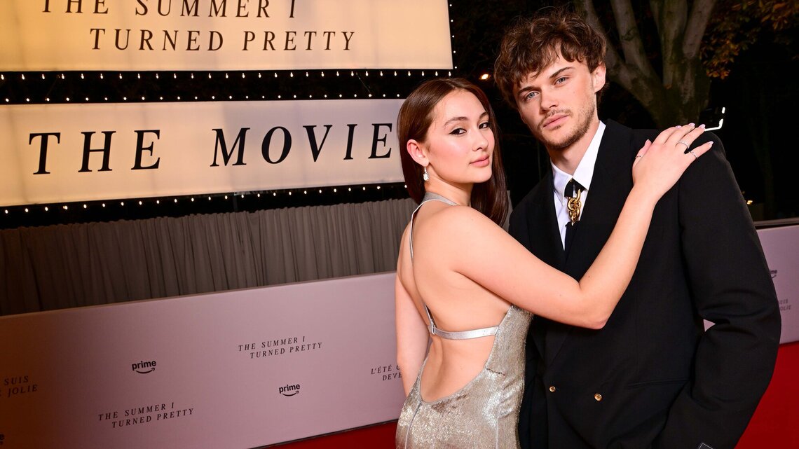  Lola Tung und Christopher Briney | © Prime Video/Anthony Ghnassia