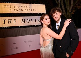  Lola Tung und Christopher Briney