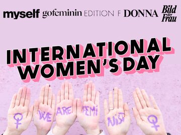 Bild zum Internationalen Frauentag mit erhobenen Händen | © Getty Images / Nitas