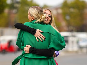 Leonie Hanne und Emili Sindlev umarmen sich | © Getty Images/Edward Berthelot