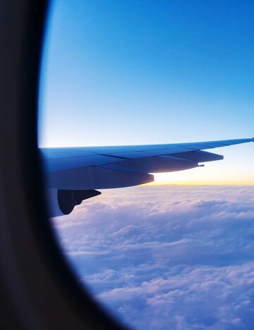 Blick aus dem Flugzeugfenster | © Adobe Stock/geargodz