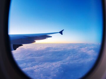 Blick aus dem Flugzeugfenster | © Adobe Stock/geargodz