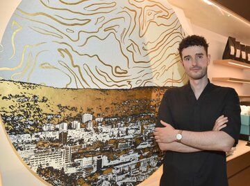 Tim Bengel steht vor seinem Kunstwerk | © IQOS