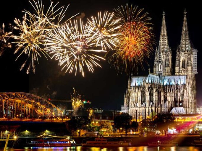 Kölner Dom vor Feuerwerk | © Adobe Stock / Comofoto