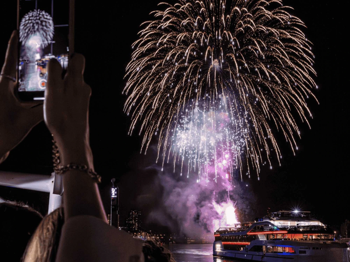 Feuerwerk über dem Rhein | © FUNKE Foto Service - Martin Moeller