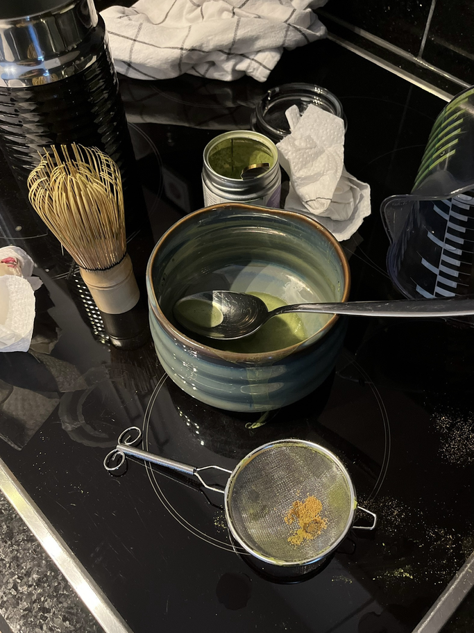 Chaos in der Küche bei dem Zubereiten von Matcha Latte | © Natalie Trüeb