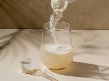 Weißes Pulver wird in einem Glas Wasser aufgelöst | © Adobe Stock/Inga