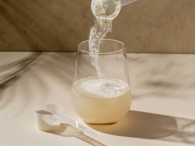 Weißes Pulver wird in einem Glas Wasser aufgelöst | © Adobe Stock/Inga