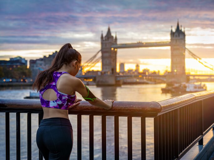 Frau geht am frühen Morgen in London an der Tower Bridge joggen | © GettyImages/SHansche