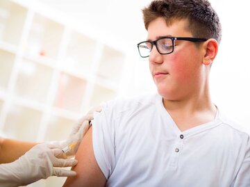 Teenager wird geimpft | © Adobe Stock/Mediteraneo