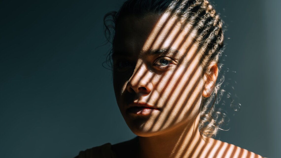 Portrait einer Frau mit Schatten im Gesicht | © GettyImages/	Tatiana Maksimova