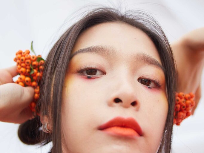 Portrait einer jungen Frau mit Beeren | © Getty Images/Andriy Onufriyenko