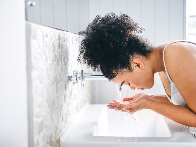 Frau wäscht sich das Gesicht | © Getty Images/Charday Penn