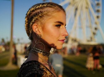 Influencerin Caro Daur trägt eine Flechtfrisur auf dem Coachella Festival | © Getty Images/Jeremy Moeller / Kontributor