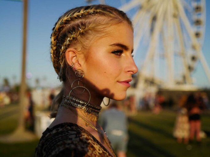 Influencerin Caro Daur trägt eine Flechtfrisur auf dem Coachella Festival | © Getty Images/Jeremy Moeller / Kontributor