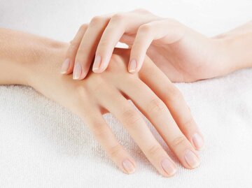 Natürlich gepflegte, dezent manikürte Fingernägel | © Getty Images/yuriyzhuravov