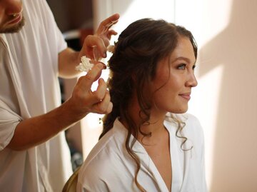 Haare einer Braut werden geschmückt | © Getty Images/Catherine Delahaye