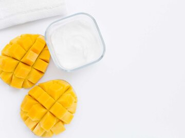 Joghurt und Mango sorgen für schöne Haut | © Getty Images/Cosmin Buse
