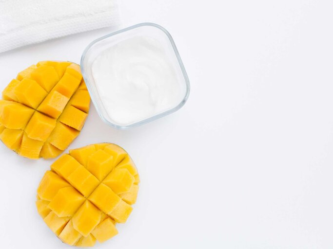 Joghurt und Mango sorgen für schöne Haut | © Getty Images/Cosmin Buse