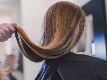 Frau werden Haare beim Friseur geschnitten | © Getty Images/Guido Mieth