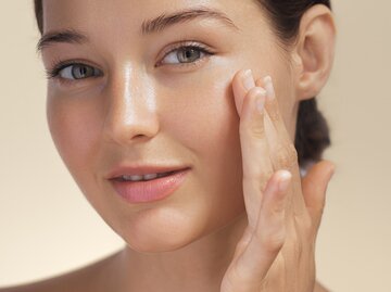  Kosmetik-Hautpflege-Konzeptfoto einer Nahaufnahme einer Frau mit schöner Haut | © Adobe Stock/Buyanskyy Production