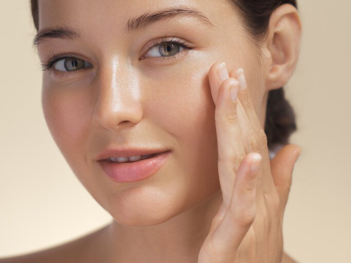  Kosmetik-Hautpflege-Konzeptfoto einer Nahaufnahme einer Frau mit schöner Haut | © Adobe Stock/Buyanskyy Production