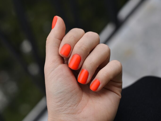 orange-farbene Nägel | © gettyimages.de |  Jelena Ivkovic / EyeEm