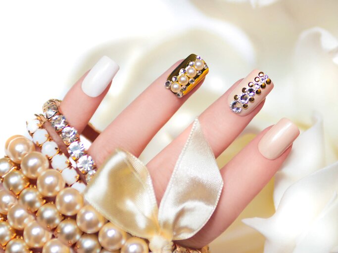Mit Perlen und Diamanten geschmückte Nägel | © gettyimages.de / marigo20